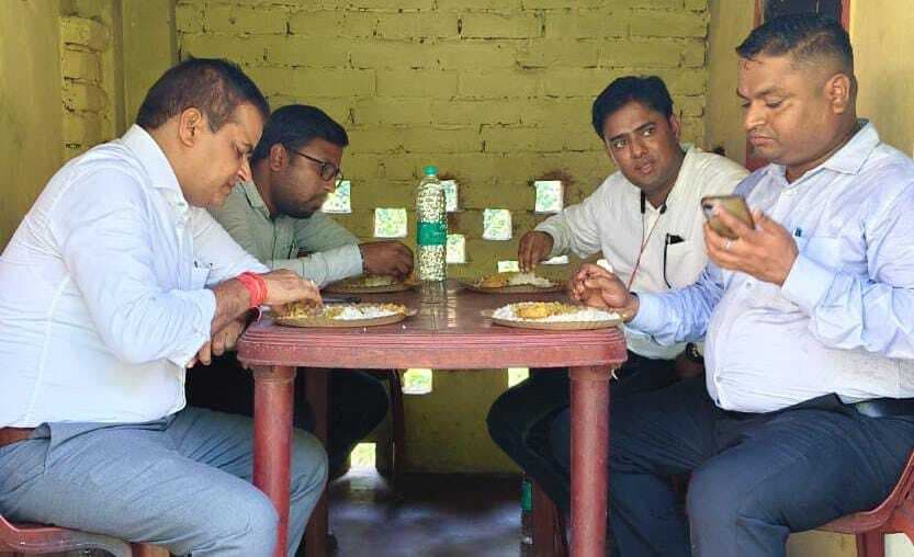 मुख्यमंत्री दाल भात केंद्र में जांची भोजन की गुणवत्ता