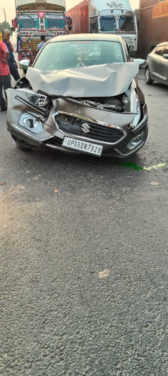 चंदौली में टैंकर की चपेट में आयी कार, बाल-बाल बचे लोग