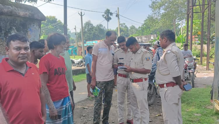 Dhanbad News : कुमारधुबी में आठ बंद आवासों का ताला तोड़ लाखों की संपत्ति ले भागे चोर