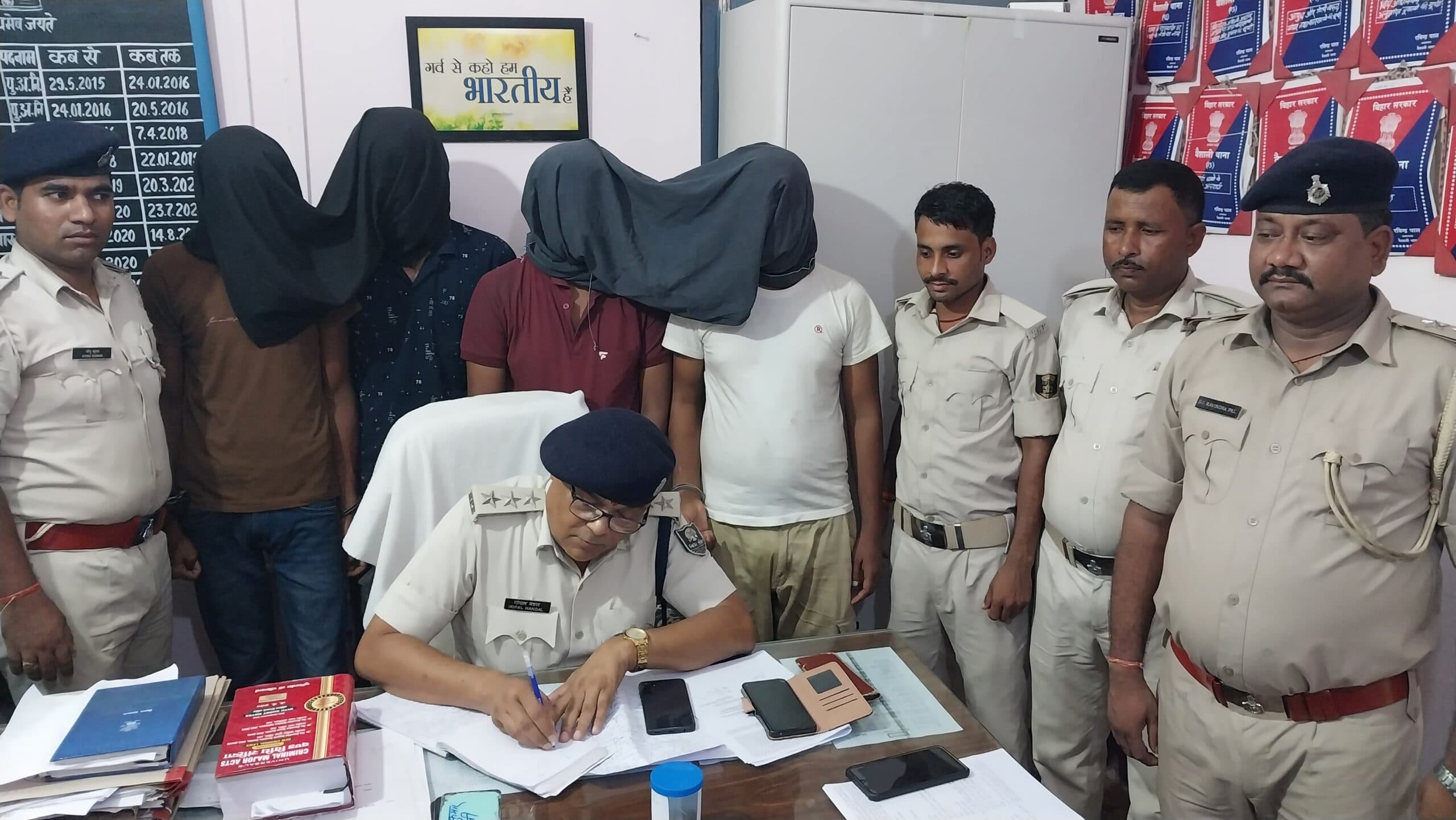 hajipur news. लूट की कार व हथियार के साथ चार आरोपित गिरफ्तार