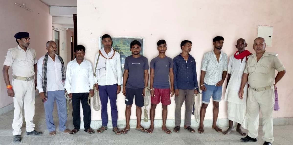 शराब तस्करों व शराबियों पर पुलिस का शिकंजा, आठ गिरफ्तार