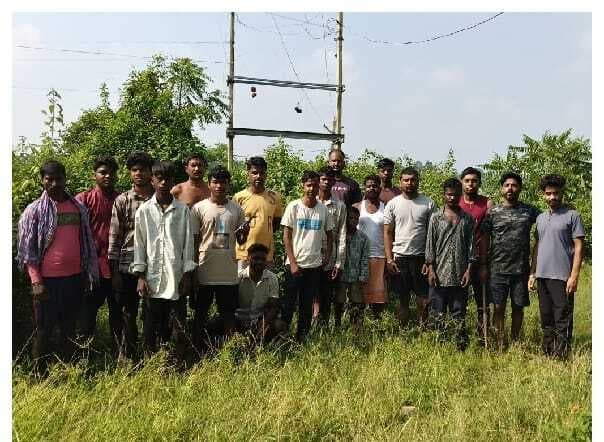 नावाडीह मोनाटोला में जुगाड़ से बिजली जला रहे हैं 20 घरों के लोग आठ वर्षों पहले पोल लगा, नहीं मिली तार व ट्रांसफॉर्मर.