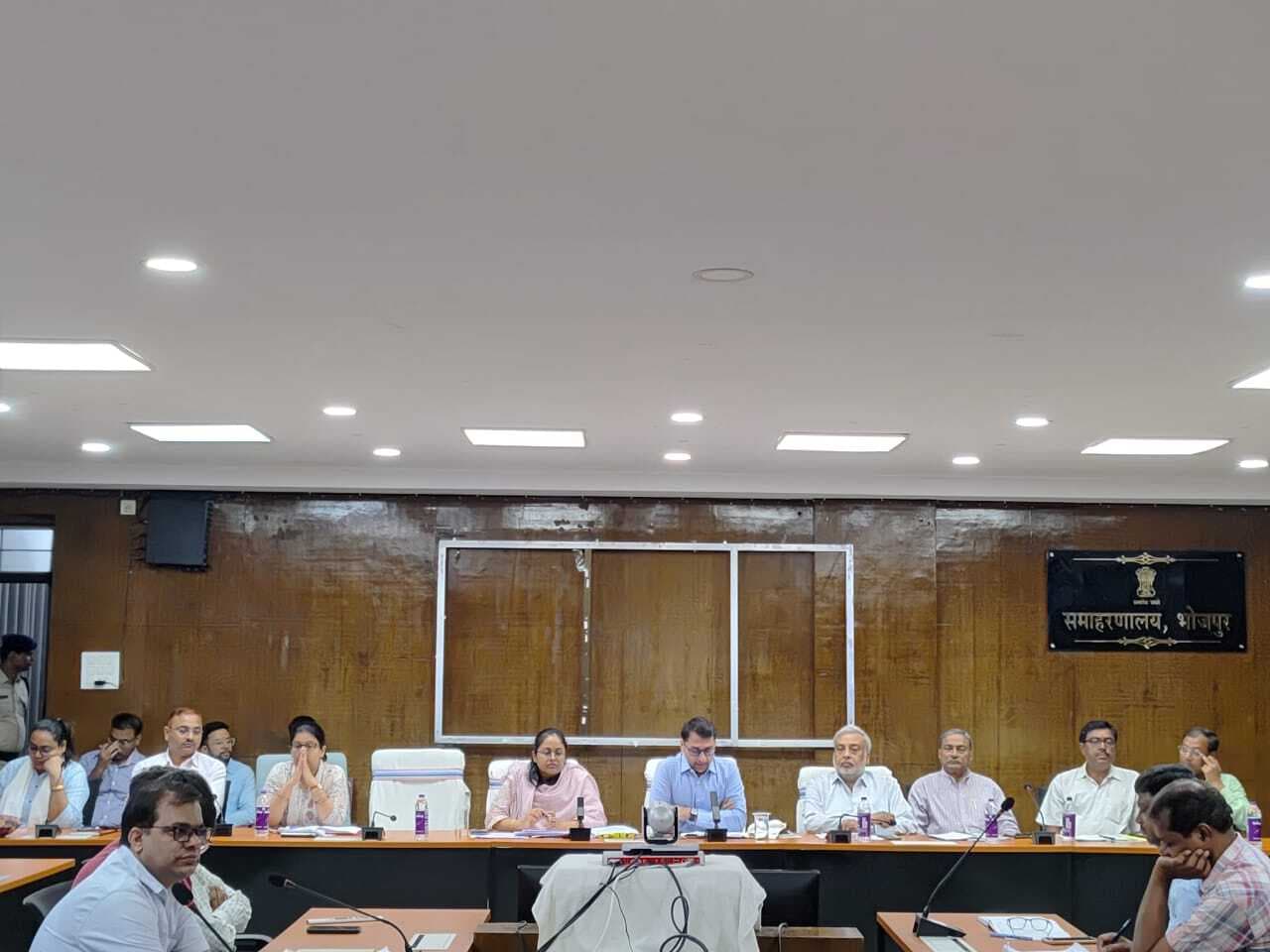 मुख्यमंत्री महिला रोजगार योजना के ज्यादा-ज्यादा आवेदन लें : डीएम