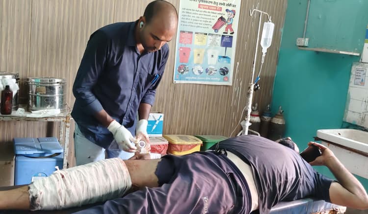 टोटो की ठोकर से बाइक सवार गंभीर रूप से घायल ,रेफर