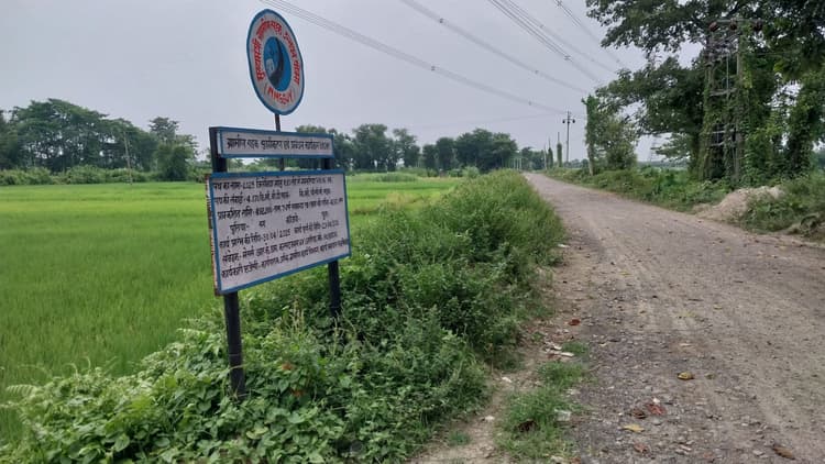 सड़क निर्माण में अनियमितता का आरोप