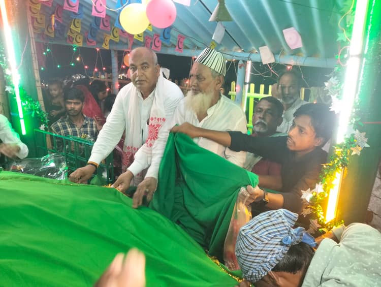 hajipur news. हजरत बाबा पांचों पीर की मजार पर लगा उर्स मेला