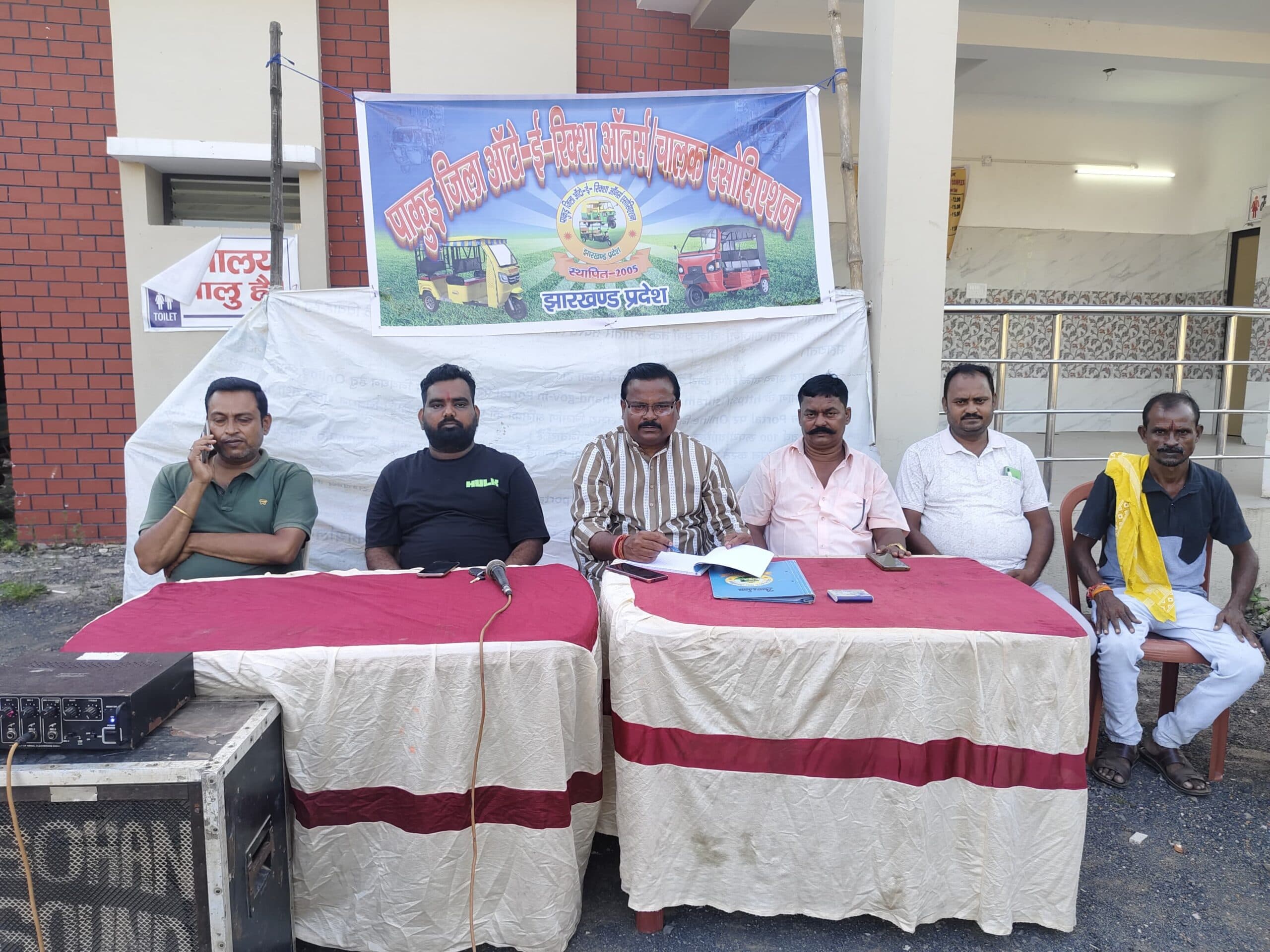 डीआरएम से रेलवे की खाली जमीन पर स्थायी ऑटो स्टैंड की मांग