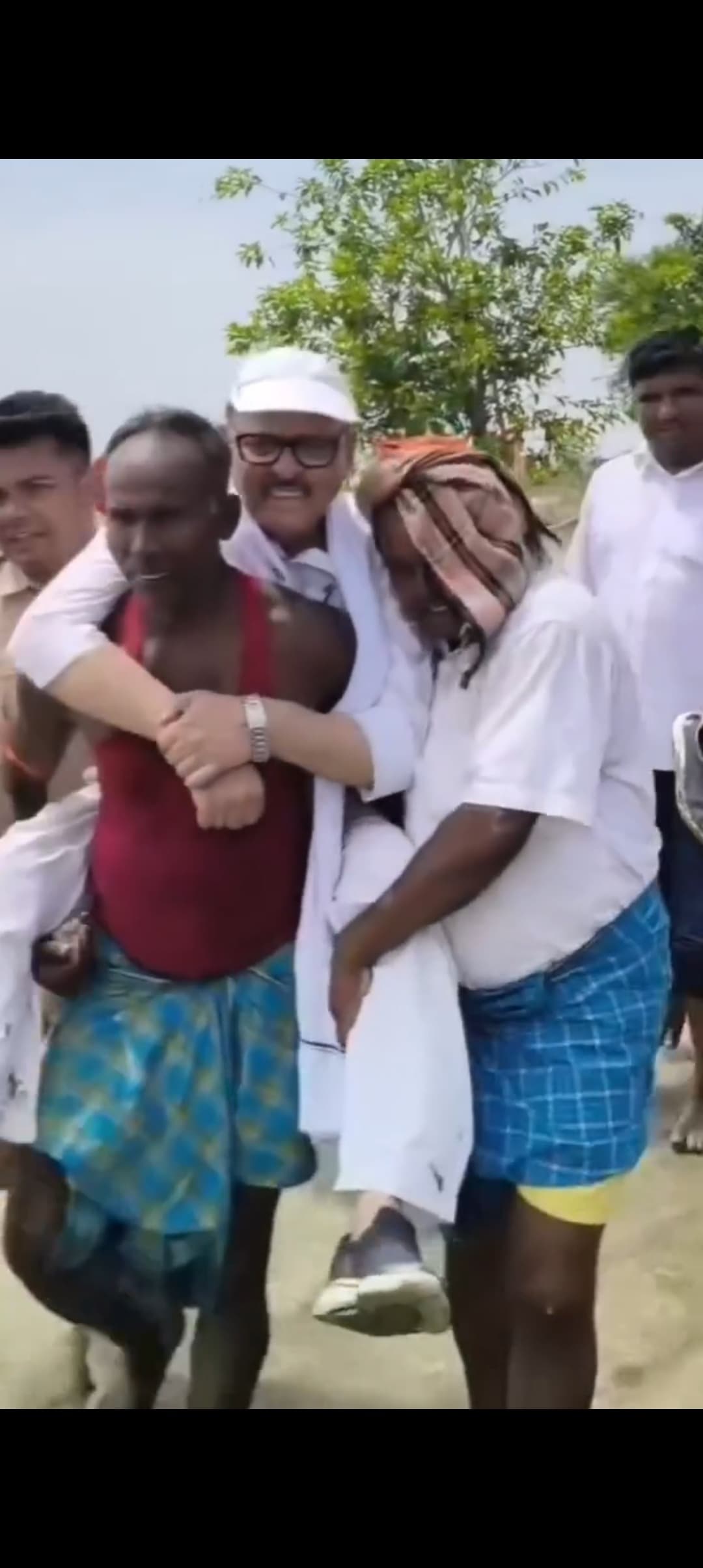 बाढ़ क्षेत्र में सांसद को पीठ पर सवार कर पानी कीचड़ पार कराते वीडियो वायरल