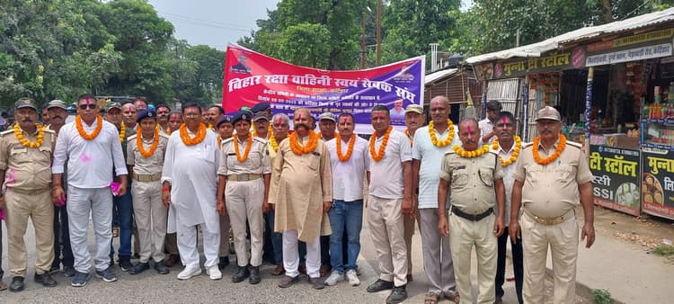 होमगार्ड जवानों ने मानदेय बढ़ाने पर जुलूस निकालकर जतायी खुशी