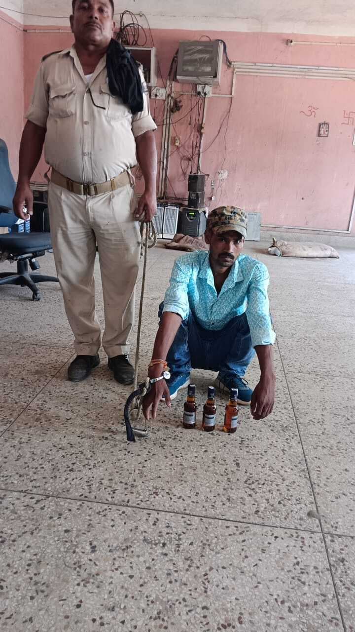 तीन बोतल शराब के साथ युवक गिरफ्तार, भेजे गया जेल