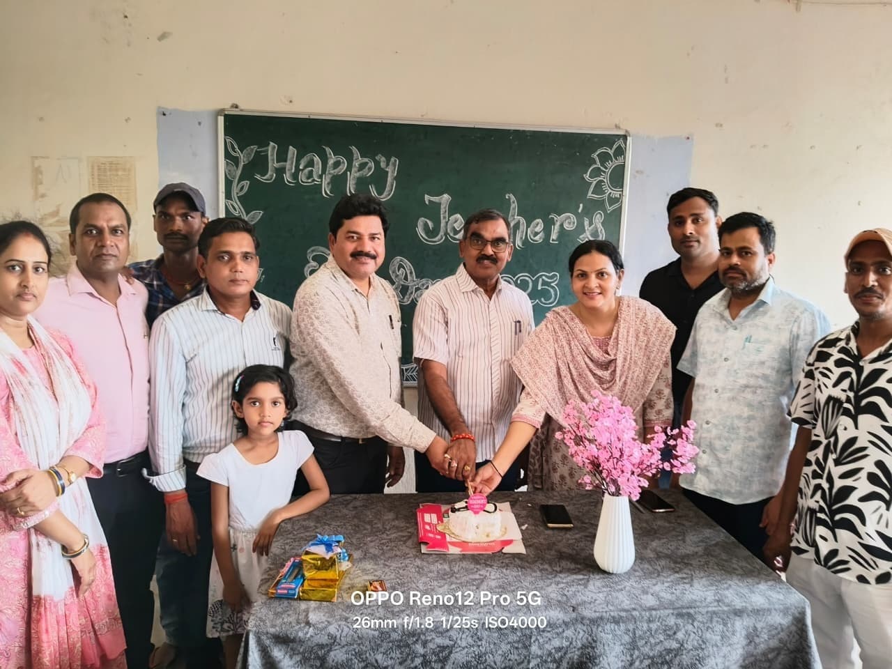 शिक्षक केवल ज्ञान नहीं, समाज को दिशा भी देता है