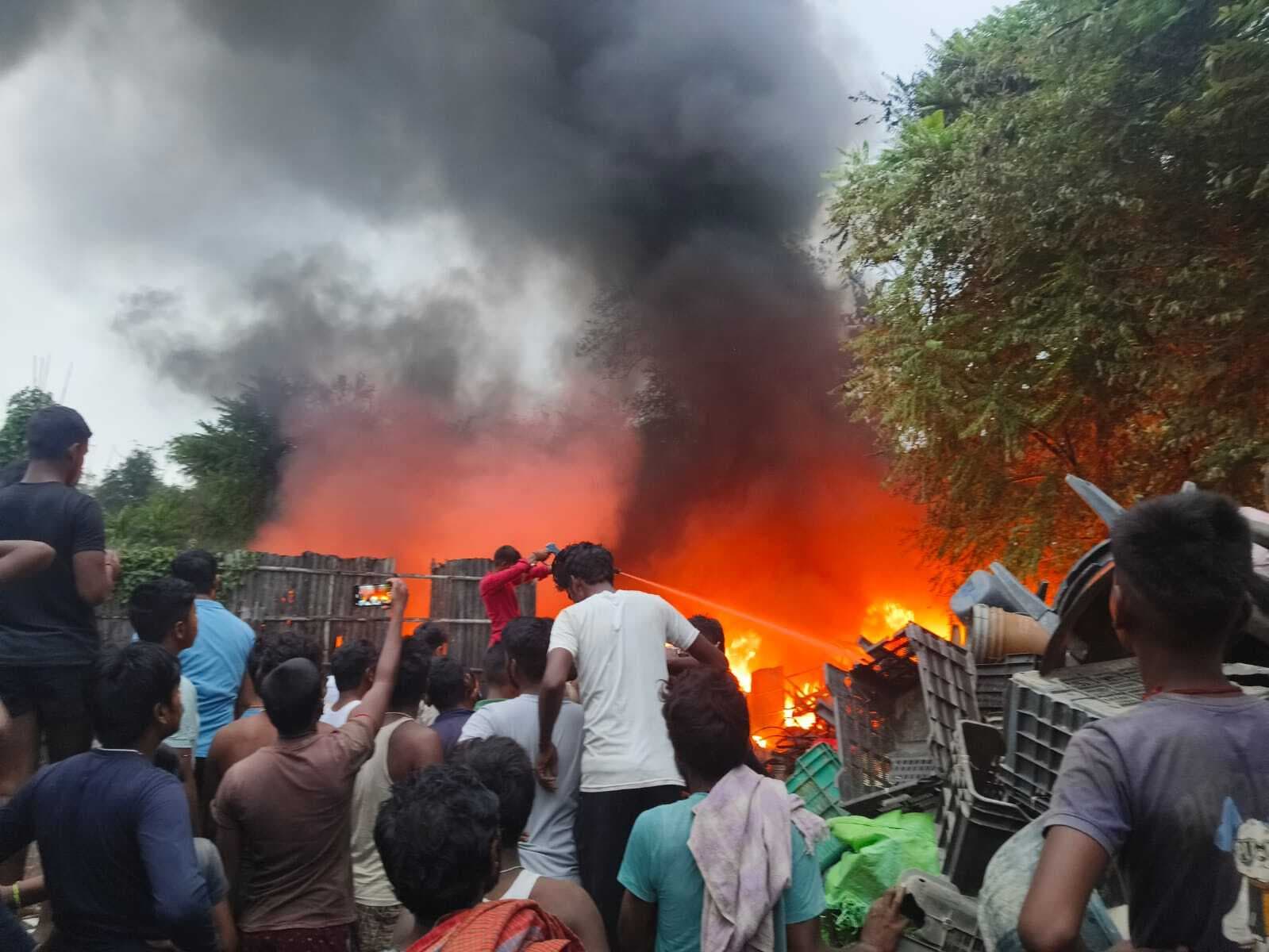 शॉर्ट सर्किट से लगी आग, लाखों का सामान जला