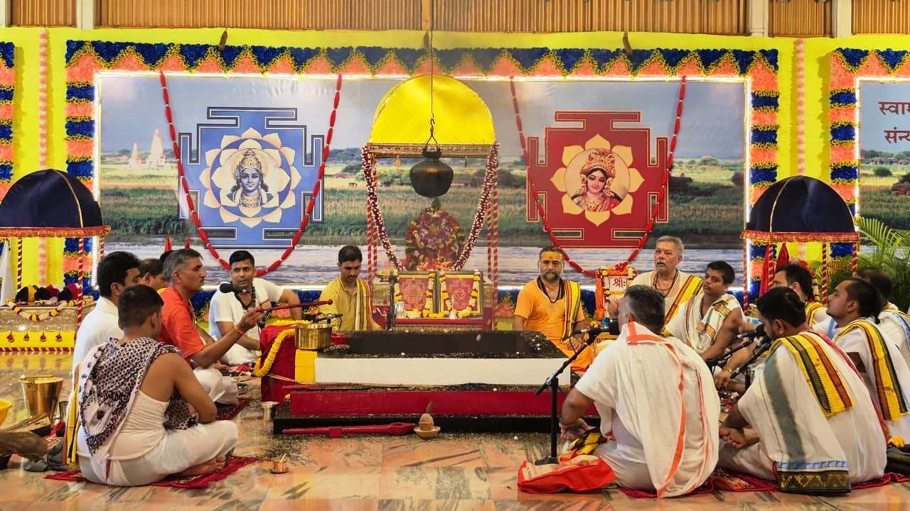 अपने भीतर में अहंकार से लिप्त मैं को समाप्त करें : स्वामी निरंजनानंद