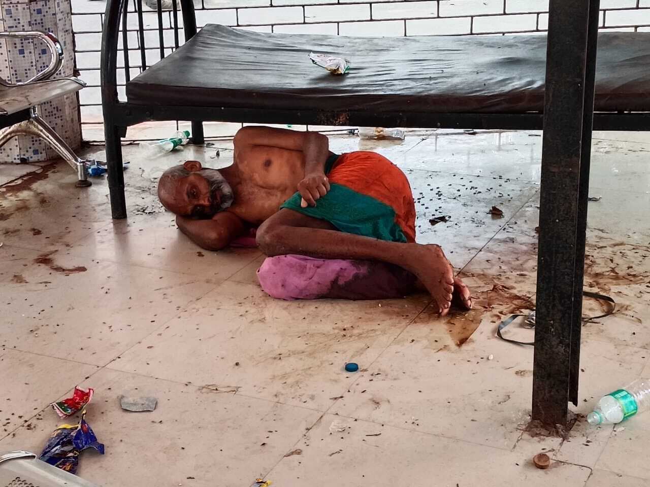 संवेदनहीनता : घाव में लगा कीड़ा, दर्द से अस्पताल के खुले गोलंबर में कराहता रहा मरीज