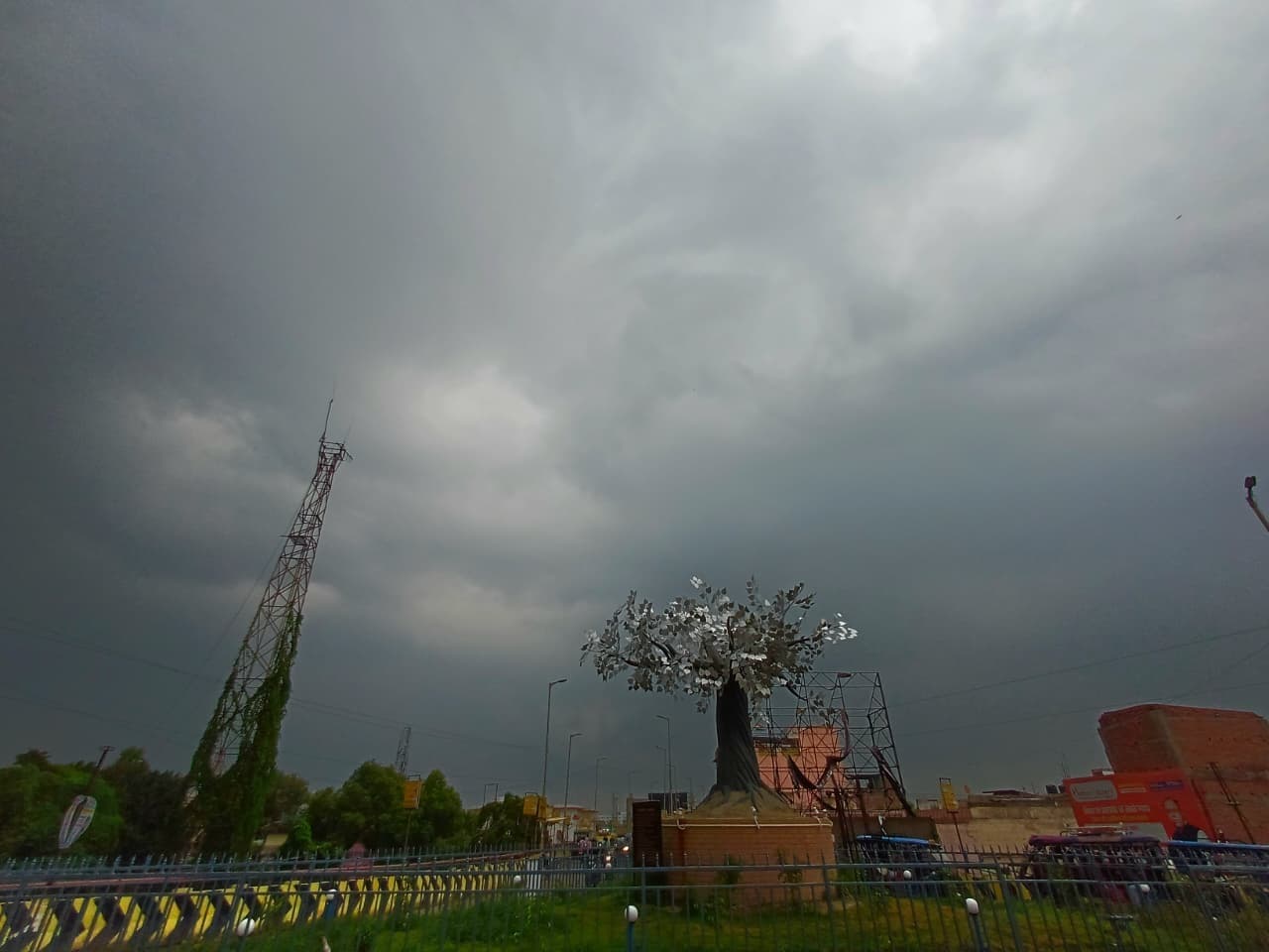 बारिश का अजीब मिजाज, कहीं झमाझम तो कहीं बस बूंदा-बांदी