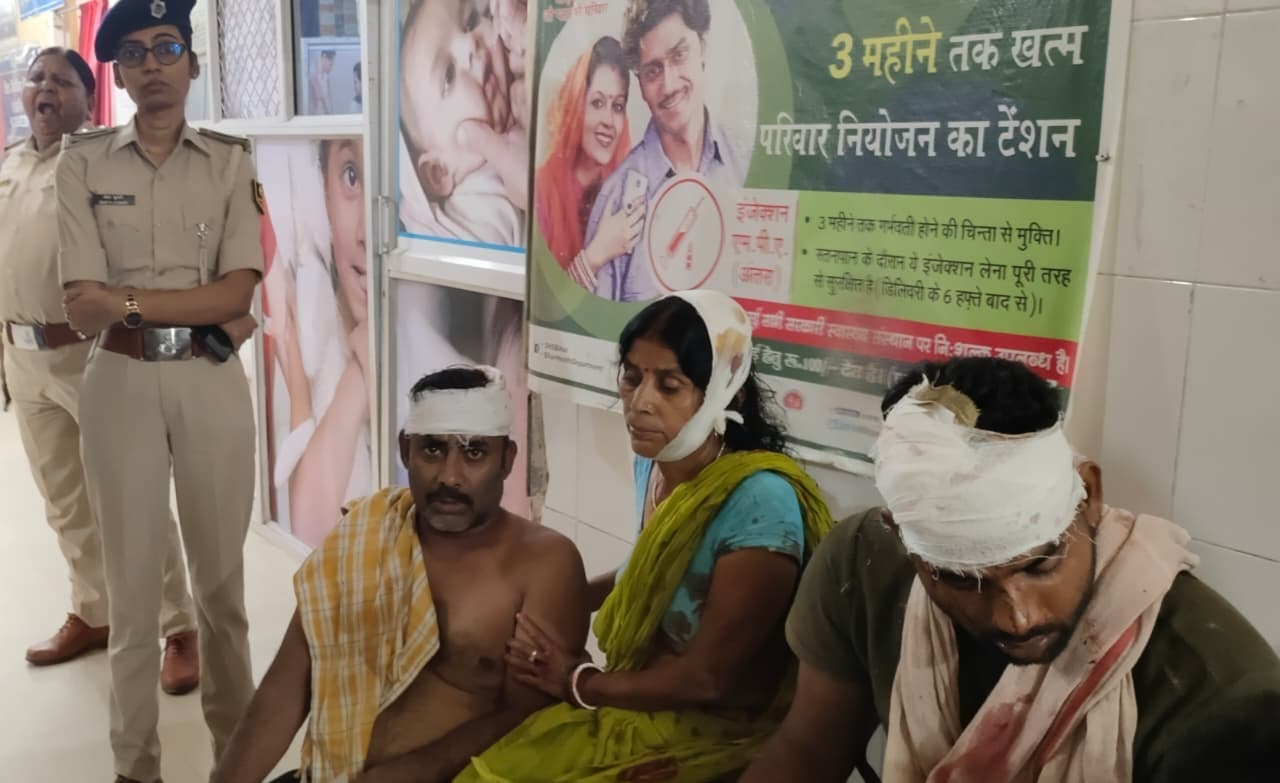 चारदीवारी देने को लेकर दो पक्षों में जमकर हुई मारपीट, आधे दर्जन घायल रेफर