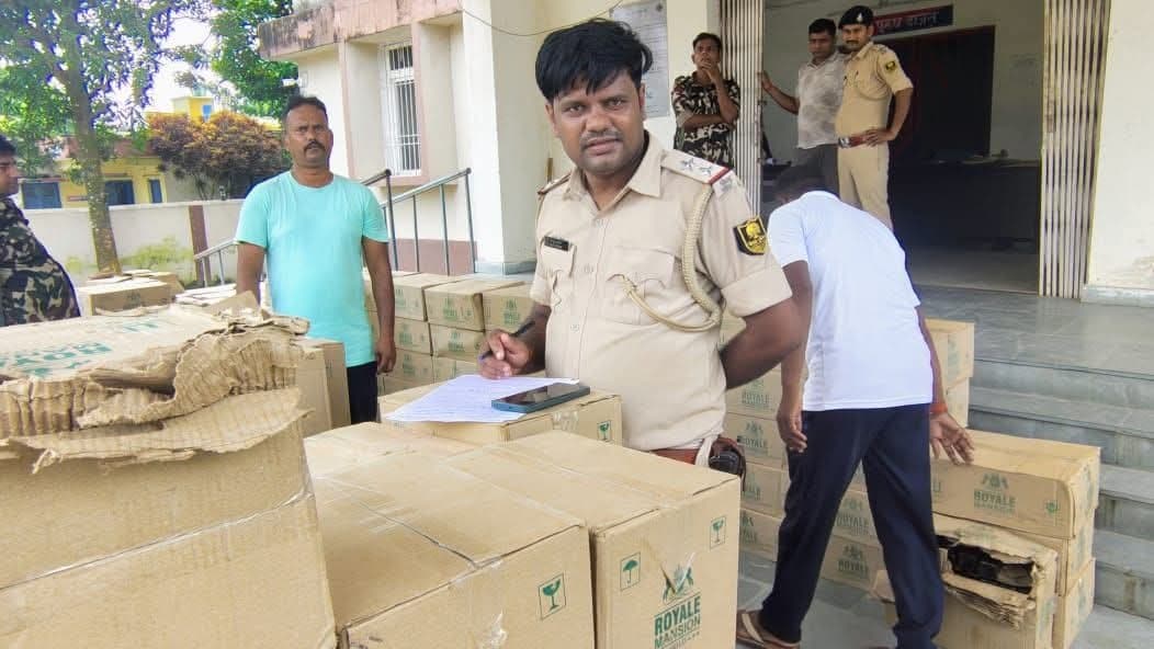 ट्रक से 2850.480 लीटर विदेशी शराब बरामद, चालक फरार