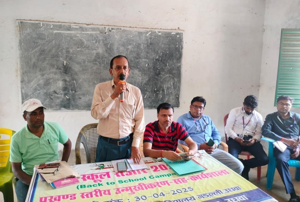 उधवा में सचिवों की बैठक, लापरवाही पर कार्रवाई की चेतावनी