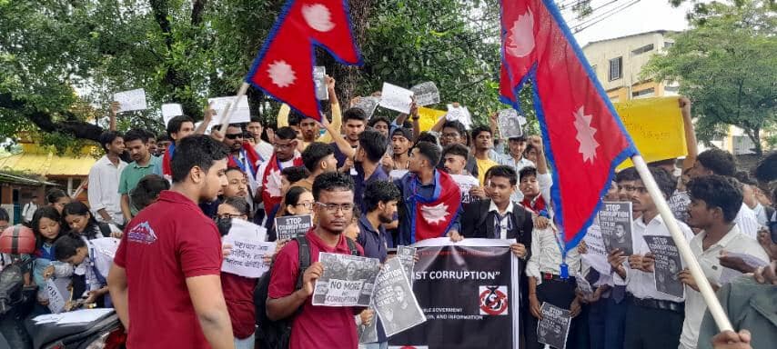 नेपाल में हालात बेकाबू: सोशल मीडिया प्लेटफॉर्म के बैन के कारण भड़के युवा