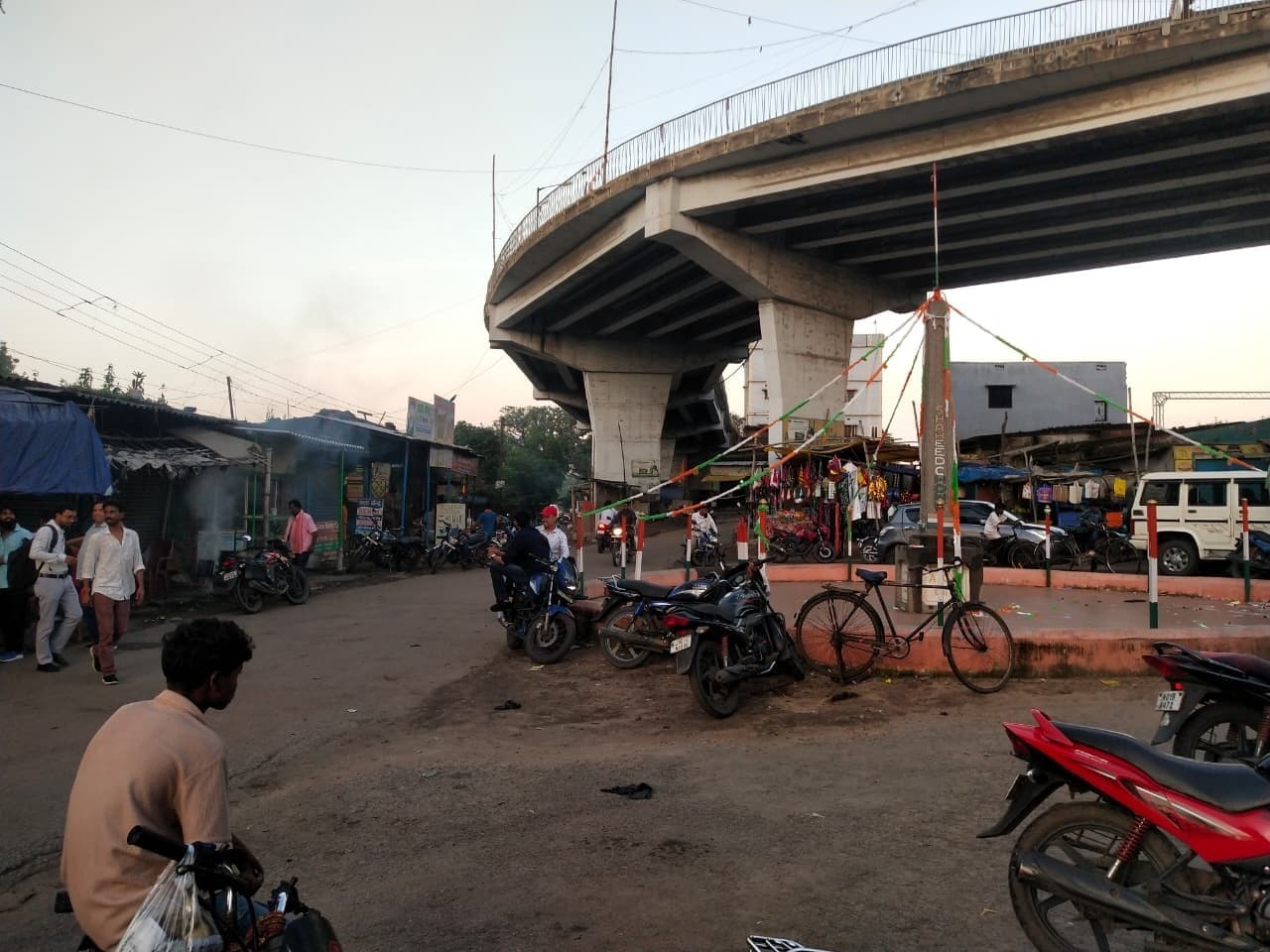 अवैध अतिक्रमण से खलारी का शहीद चौक बन गया मुर्गी चौक