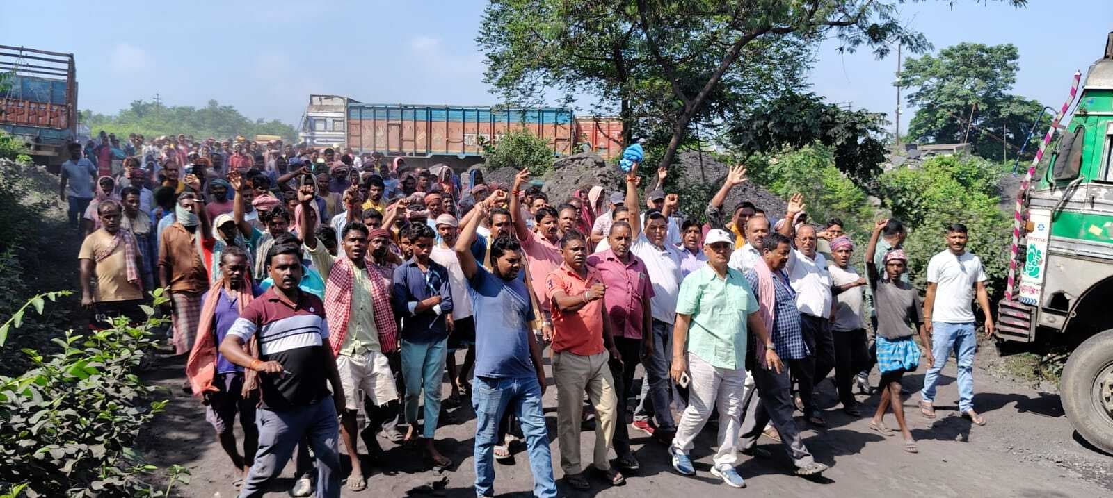 चितरा कोलियरी के आउटसोर्सिंग कंपनी के विरुद्ध में कैजुअल मजदूरों ने किया उग्र प्रदर्शन