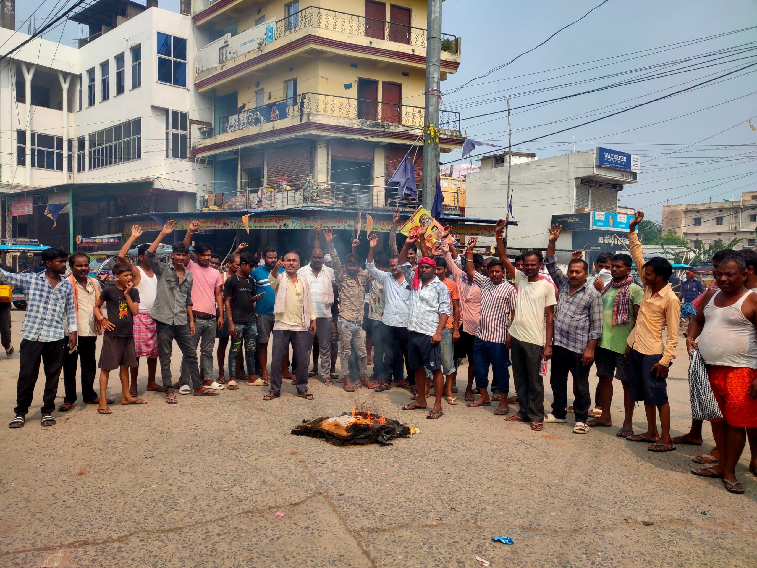 hajipur news. खराब सड़क व जलजमाव के विरोध में जाम की सड़क