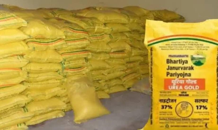 खाद की कालाबाजारी से किसान परेशान