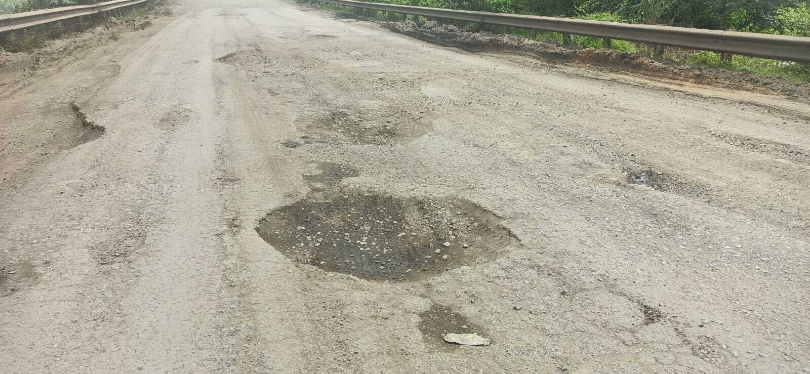 दुमका के रिंग रोड की स्थिति खराब, गड्ढों में वाहन पलटने का डर