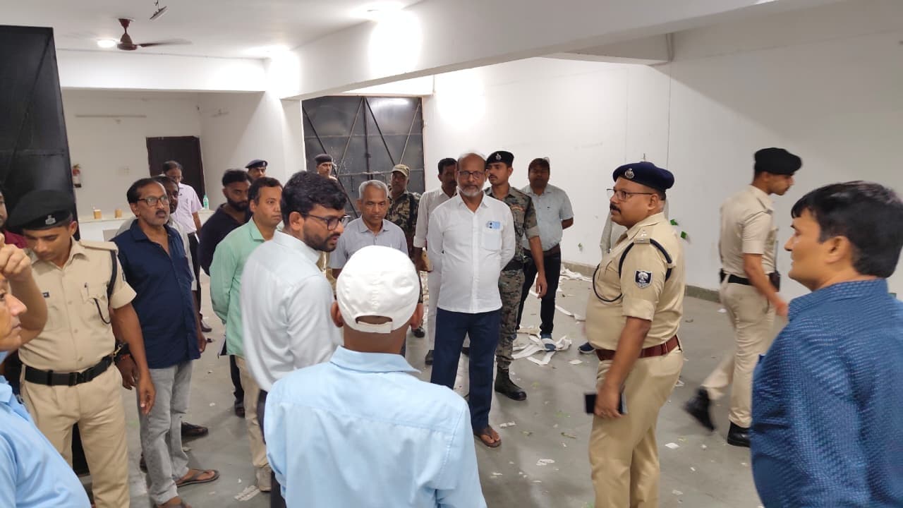 डीएम व एसपी ने ईवीएम-वीवीपैट वेयर हाउस का किया निरीक्षण