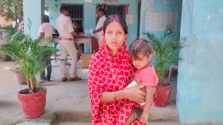 शंभुगंज में शराबी पति से तंग महिला पहुंची थाना