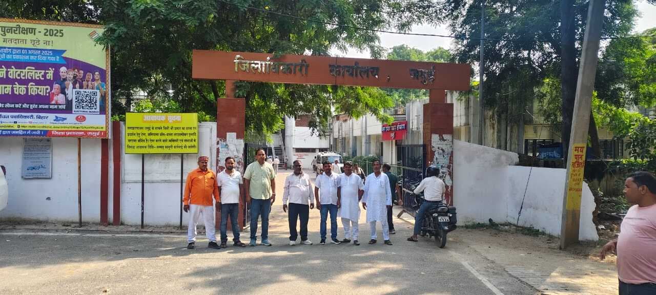 पंचायत प्रतिनिधियों ने पीओ के खिलाफ डीएम को सौंपा आवेदन, कार्रवाई की मांग