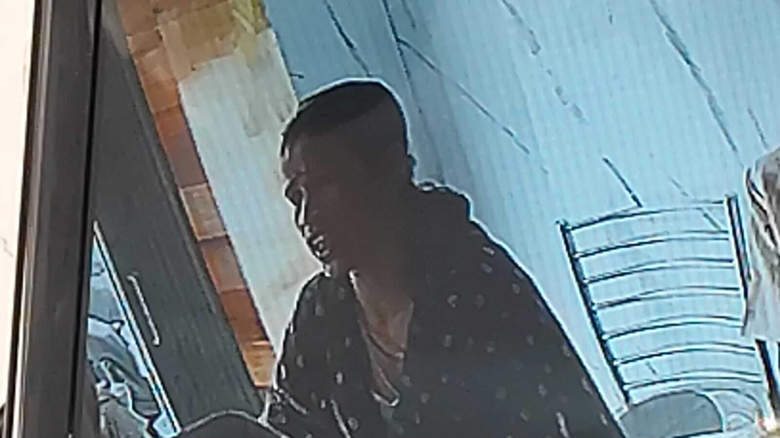 स्वर्णाभूषण दुकानदार को चकमा देकर महिला ग्राहक सोने की कानबाली लेकर फरार