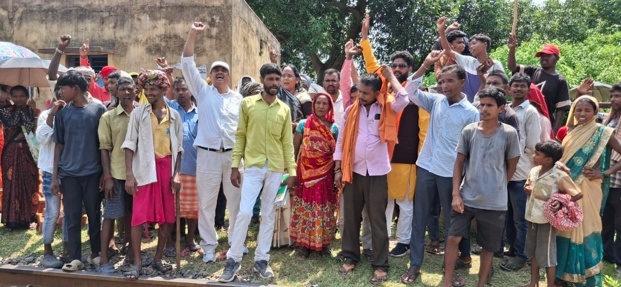 घोरपारण स्टेशन पर ट्रेन ठहराव बंद किये जाने के विरोध में ग्रामीणों ने किया प्रदर्शन