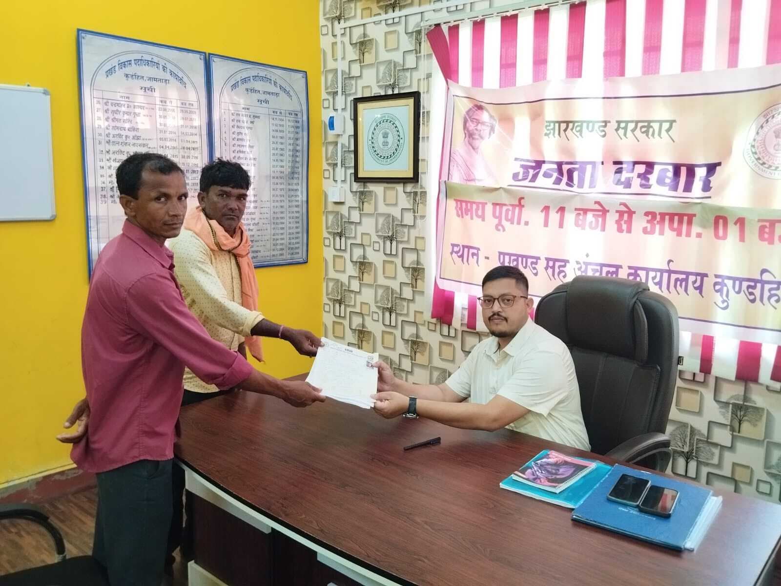 बीडीओ ने जनता दरबार में सुनी लोगों की समस्याएं