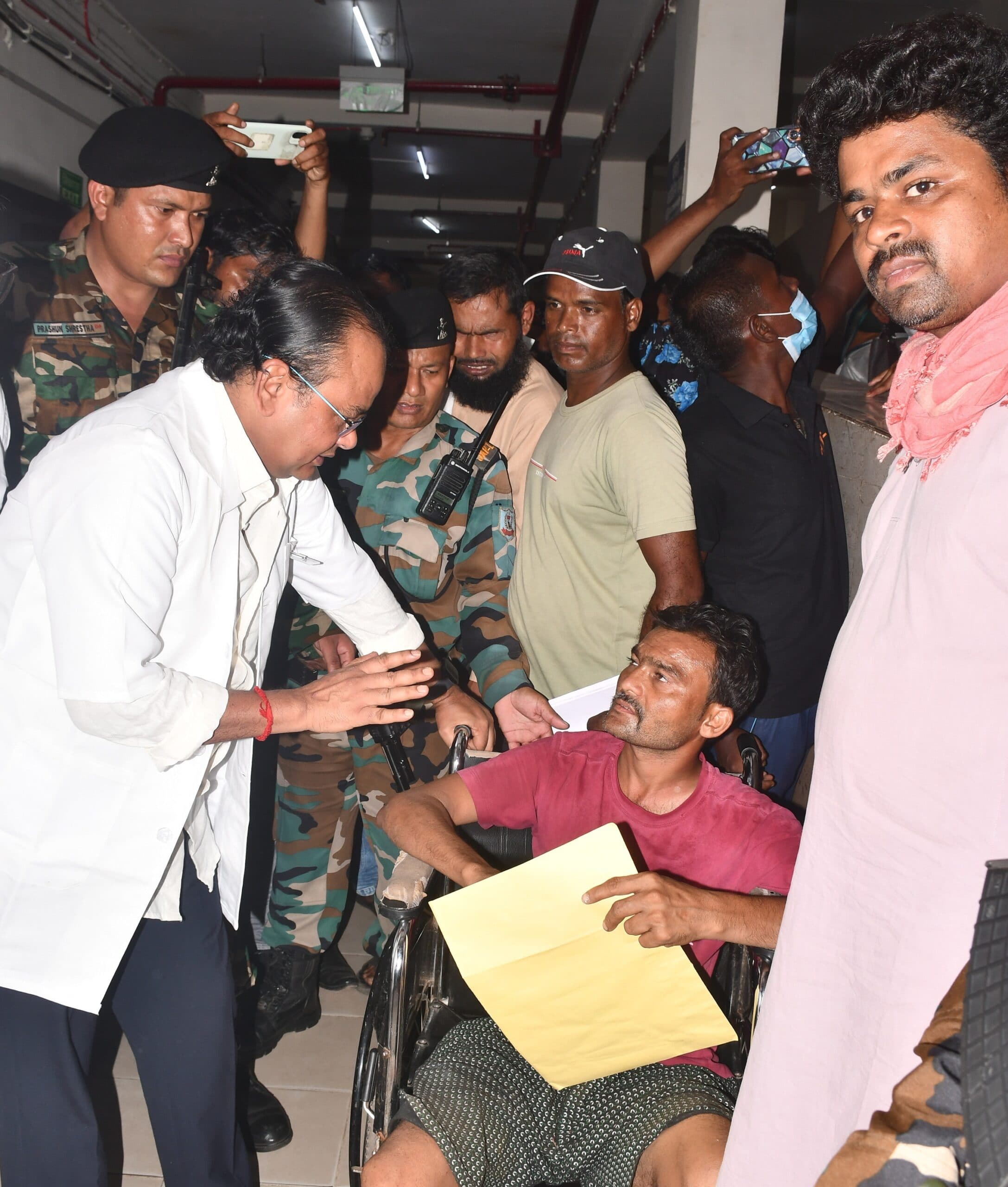 Bokaro News : सदर अस्पताल पहुंचते ही मंत्री से चिकित्सक बने डॉ इरफान, की इमरजेंसी में मरीज की जांच