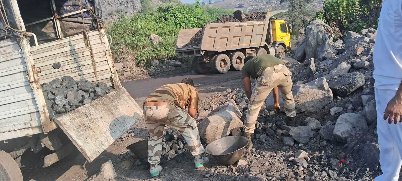 Bokaro News : 15 टन अवैध कोयला और दो मोटरसाइकिलें जब्त