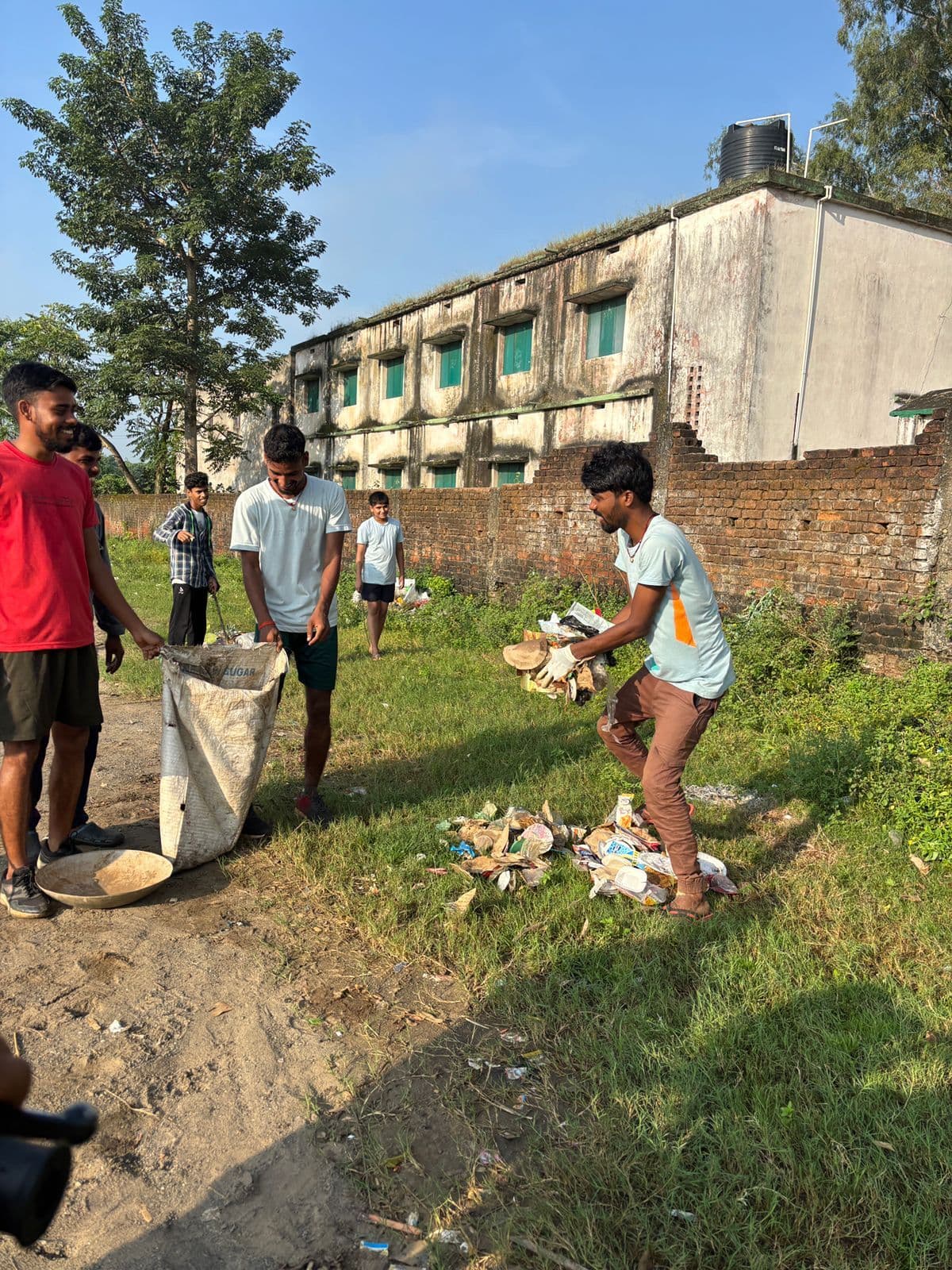 Giridih News: स्पोर्ट्स अकादमी ने मैदान में स्वच्छता अभियान चलाया