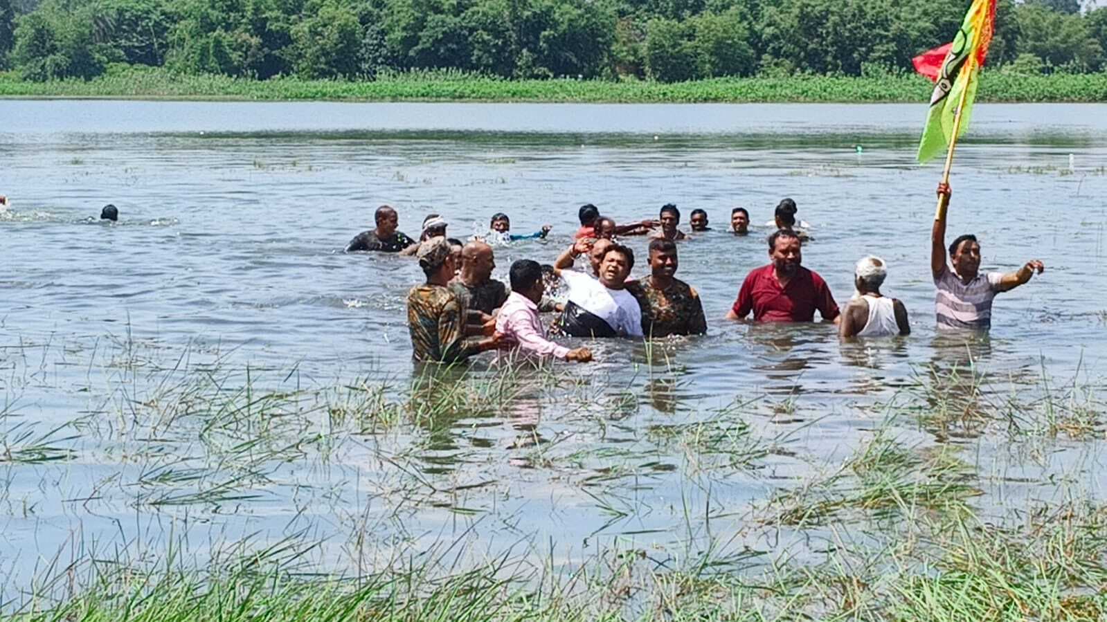 Giridih News :जलसमाधि लेने पहुंचे जेएलकेएम कार्यकर्ताओं को पुलिस ने बाहर निकाला