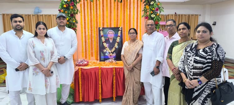 Giridih News: चिकित्सक डॉ एलपी सिंह की पहली पुण्यतिथि पर श्रद्धांजलि सभा