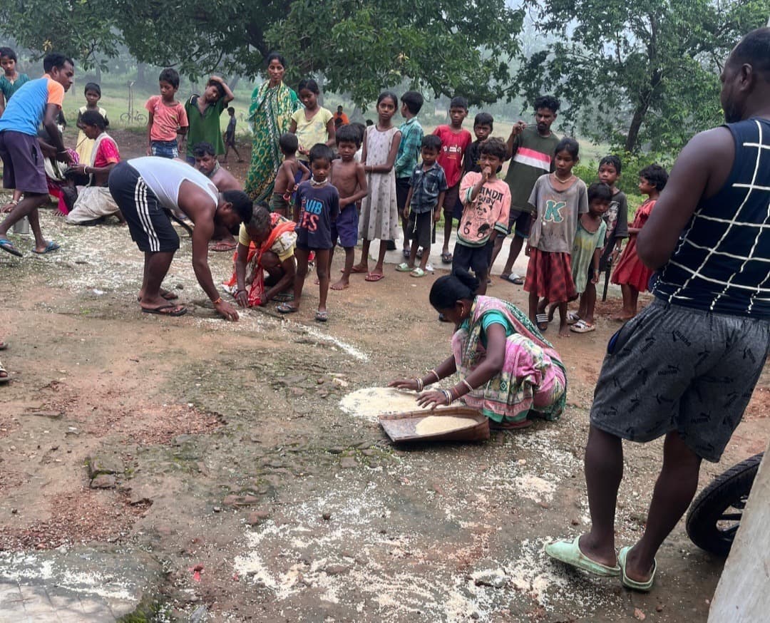 Chaibasa News : हाथियों ने स्कूल का दरवाजा तोड़ चावल खाया