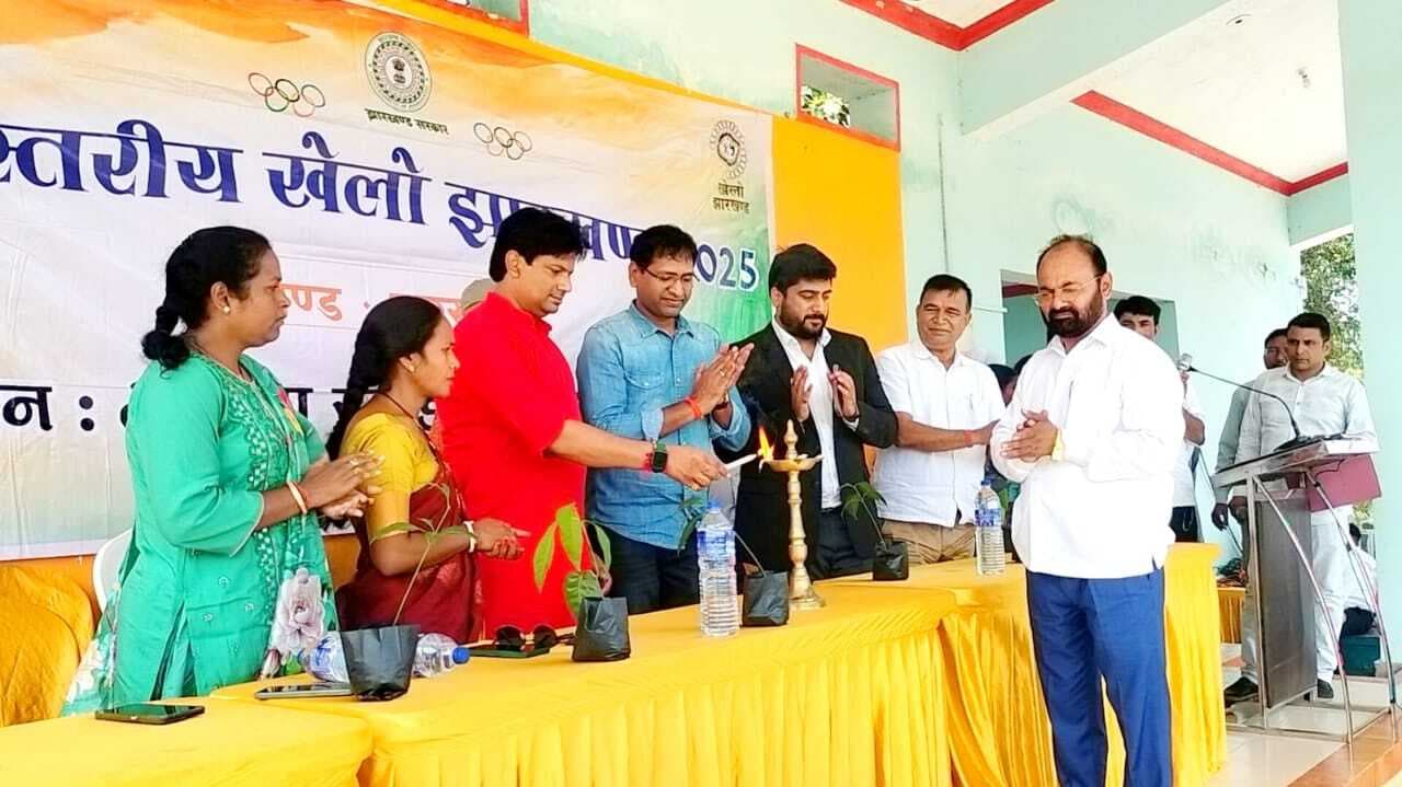 Seraikela Kharsawan News : खेल बनाता है जीवन में संतुलन और अनुशासन : डीइओ