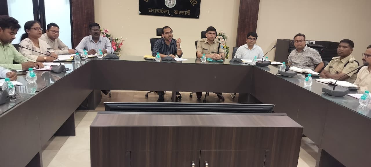 Seraikela Kharsawan News : विजयादशमी पर सुरक्षा, स्वच्छता व समन्वय को लेकर डीसी ने की बैठक
