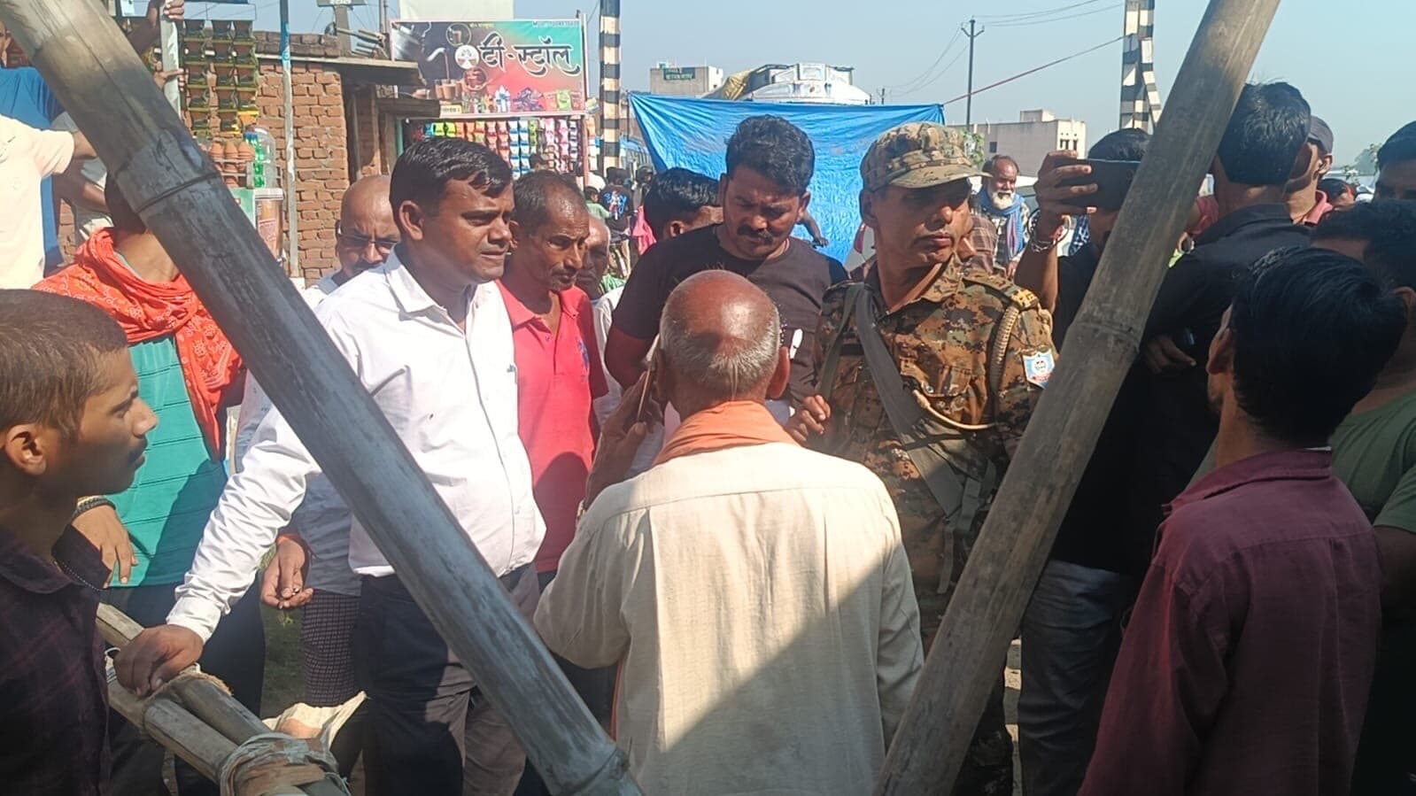 Giridih News: रेलवे ब्रिज के समीप जर्जर सड़क से परेशान ग्रामीणों ने किया मुख्य मार्ग जाम