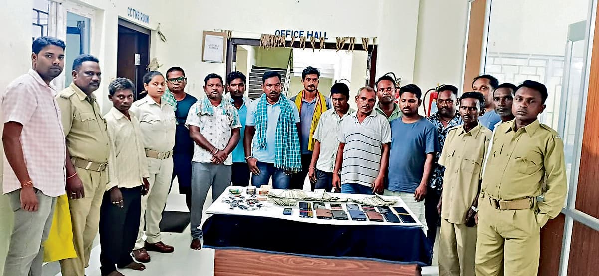 Sambalpur News: हब्बा-डब्बा अड्डे पर छापा, 1.76 लाख रुपये नकद जब्त, एक दर्जन जुआरी गिरफ्तार