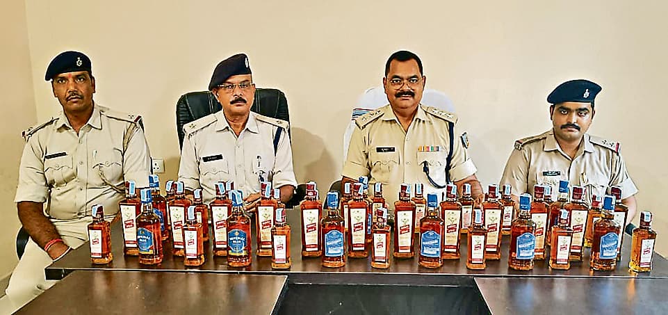 Dhanbad News : तीन हजार बोतल शराब लदा पीकअप वैन पकड़ाया, चालक फरार