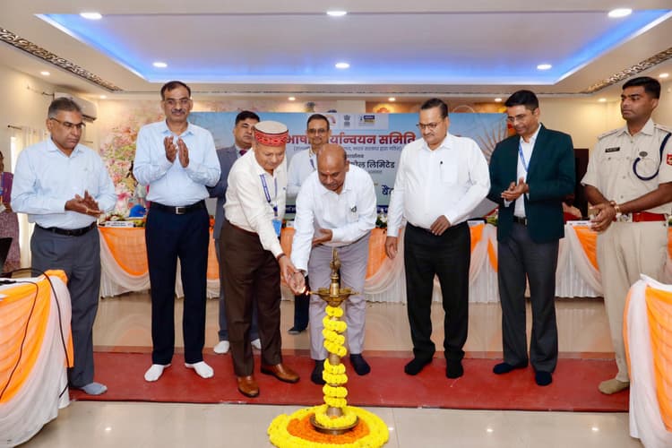 Dhanbad News : नराकास धनबाद की छमाही समीक्षा बैठक में बोले निदेशक- हिंदी हमारी संस्कृति का आधार