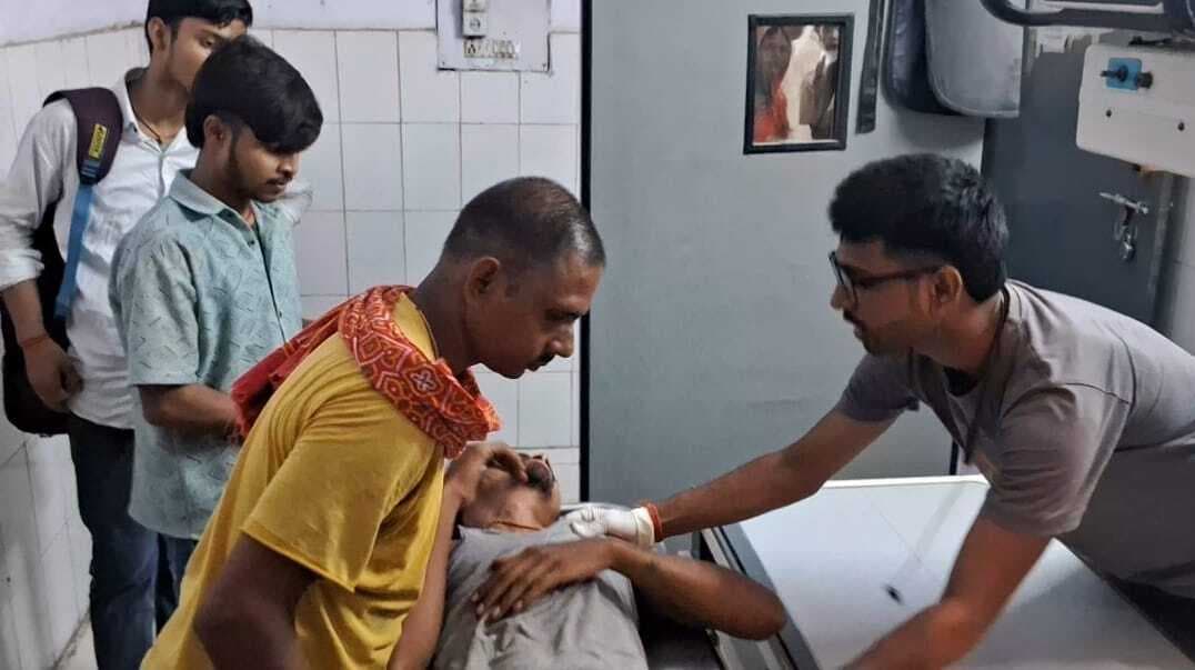 दीवार से गिर कर युवक घायल, रेफर