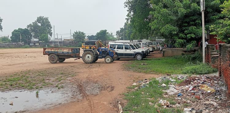 अतिक्रमण की चपेट में बड़ी खेल मैदान, बना गैरेज व वाहन स्टैंड
