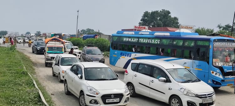 बारुण में स्कूटी सवार दंपति को ट्रक ने रौंदा, पत्नी की मौत, पति घायल