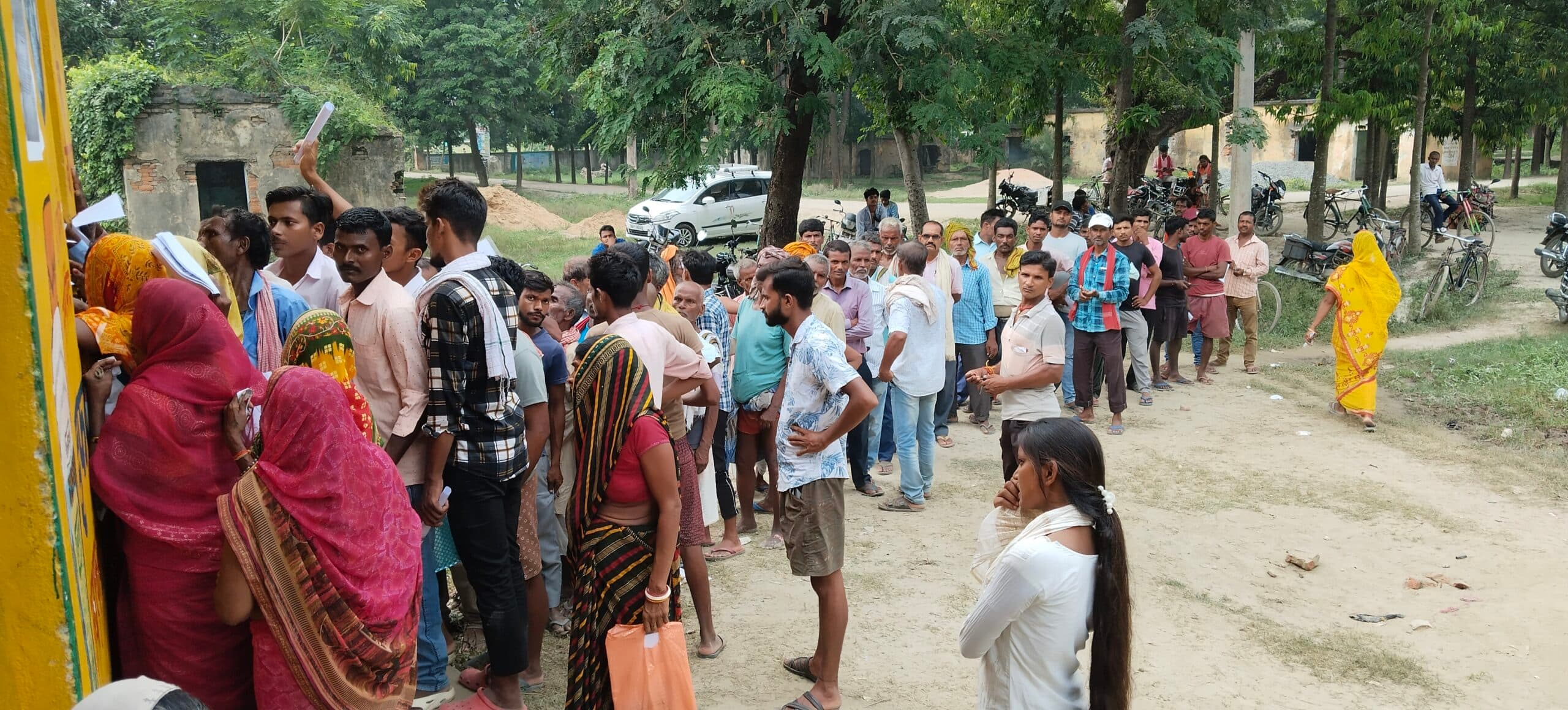 Motihari: इफको बाजार में लगी लंबी कतार